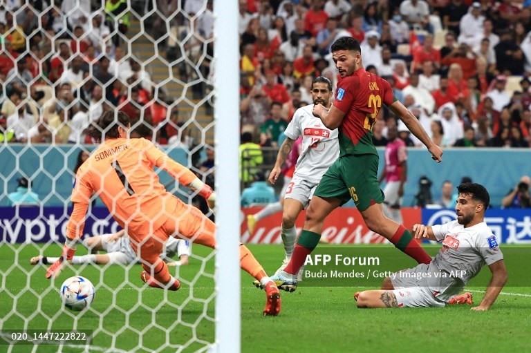 Trong lúc Ronaldo khởi động ngoài sân, Ramos đã nâng tỉ số lên 3-0 cho Bồ Đào Nha. Ảnh: AFP