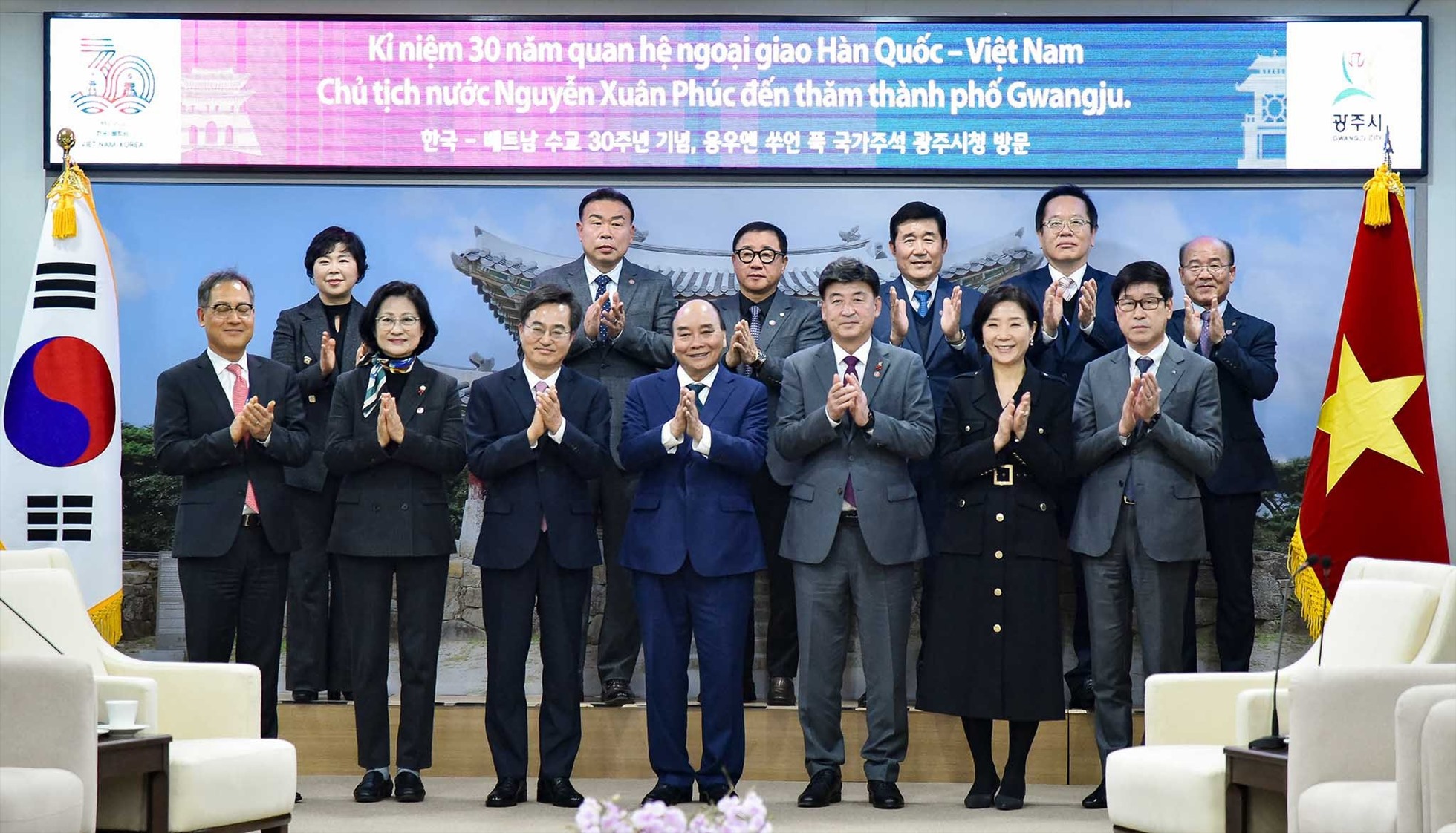 Chủ tịch nước chụp ảnh cùng lãnh đạo tỉnh Gyeonggi và TP Gwangju. Ảnh: Thanh Hà
