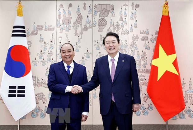 Chủ tịch nước Nguyễn Xuân Phúc và Tổng thống Yoon Suk-yeol. Ảnh: TTXVN