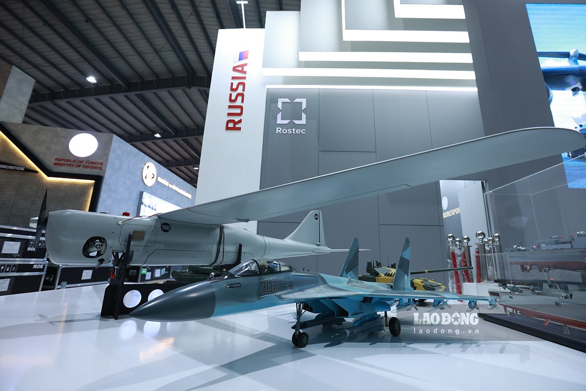 Công ty Rostec (Nga) mang đến nhiều thiết bị quân sự hiện đại như máy bay Mic 57, một trong những thế hệ máy bay hiện đại nhất của không quân Nga.