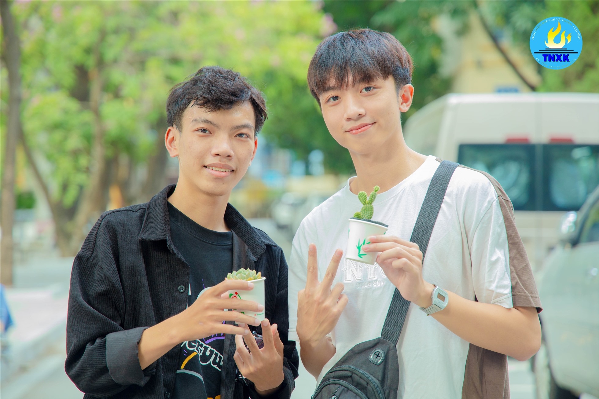 Bạn Đinh Phạm Đình An (bên phải) - một khách hàng quen thuộc của bàn gây quỹ “Ươm” - Ảnh: BTC
