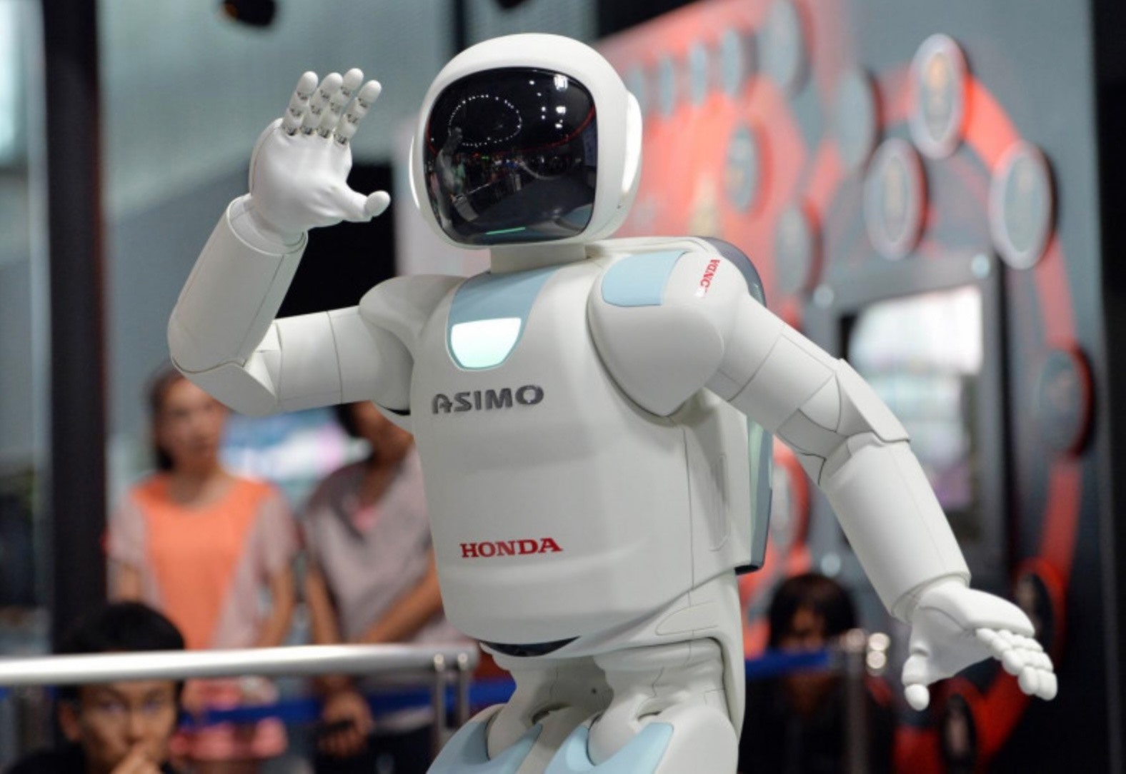 Một trong những robot hình người nổi tiếng nhất thế giới: Asimo của Honda. Ảnh: AFP