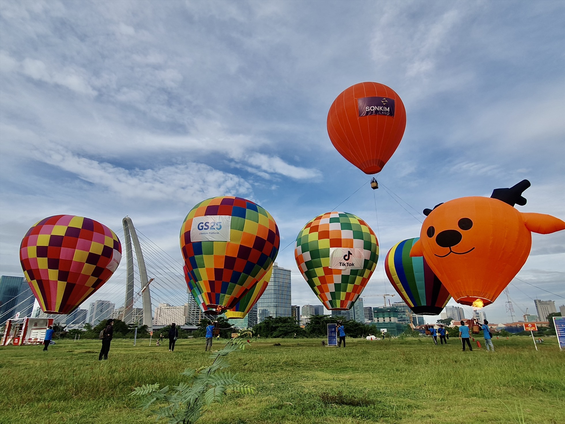 Trong khuôn khổ Tuần lễ Du lịch TP Hồ Chí Minh từ ngày 5 - 11/12 năm 2022, người dân sẽ có cơ hội bay trải nghiệm trên khinh khí cầu và quan sát toàn cảnh Thành phố mang tên Bác từ độ cao 70 m.