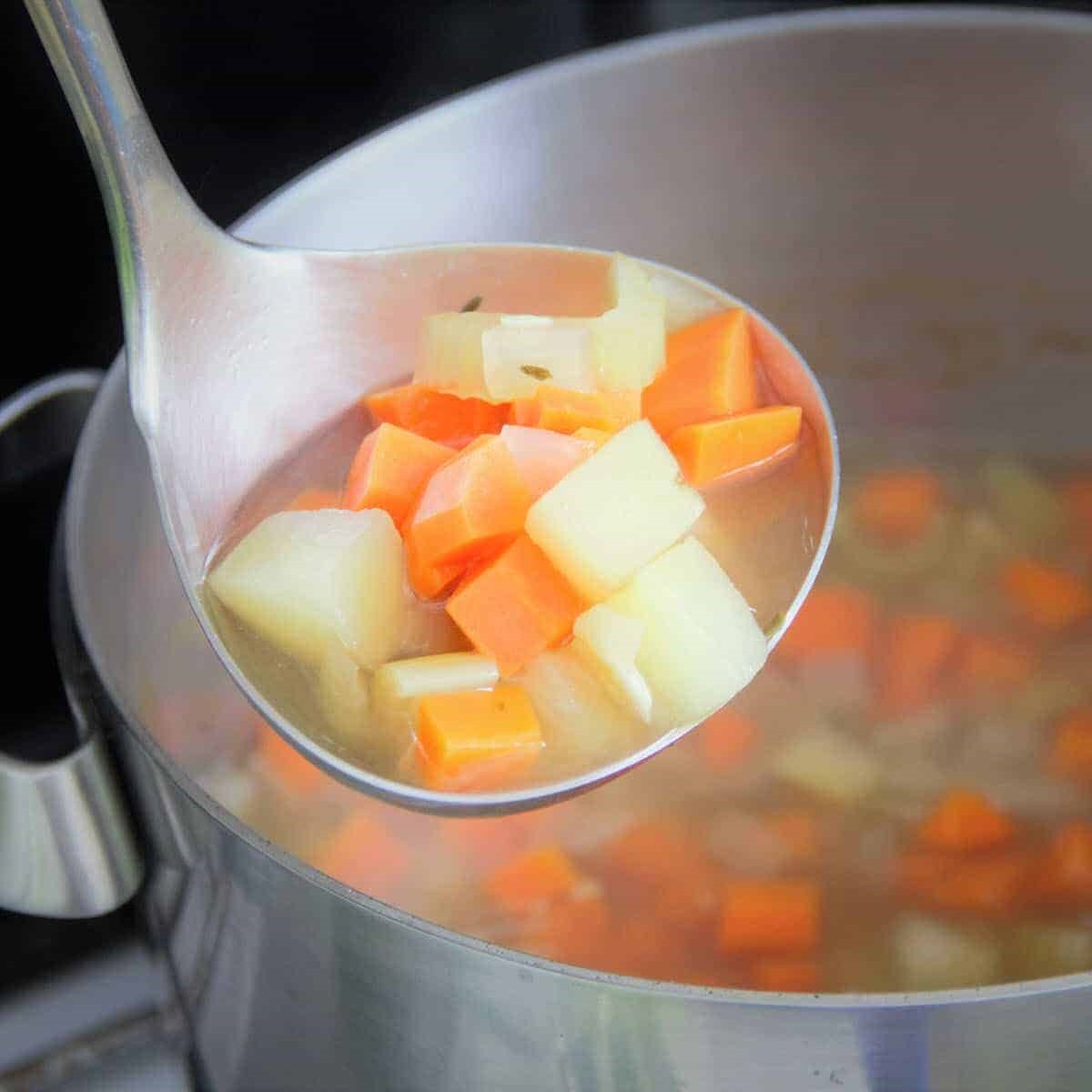 / Khoai tây và cà rốt cần được luộc kỹ trước khi đem nghiền để món ăn ngon miệng hơn. Ảnh: Xinhua