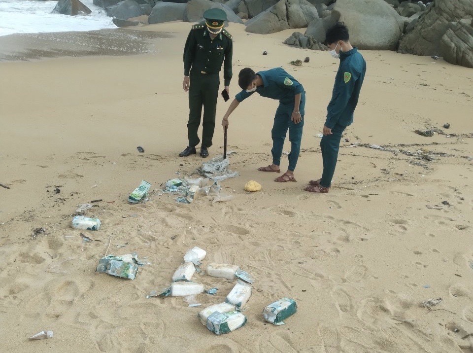 Những gói ma tuý tổng hợp trôi dạt vào bờ biển ở tỉnh Quảng Nam. Ảnh: C04