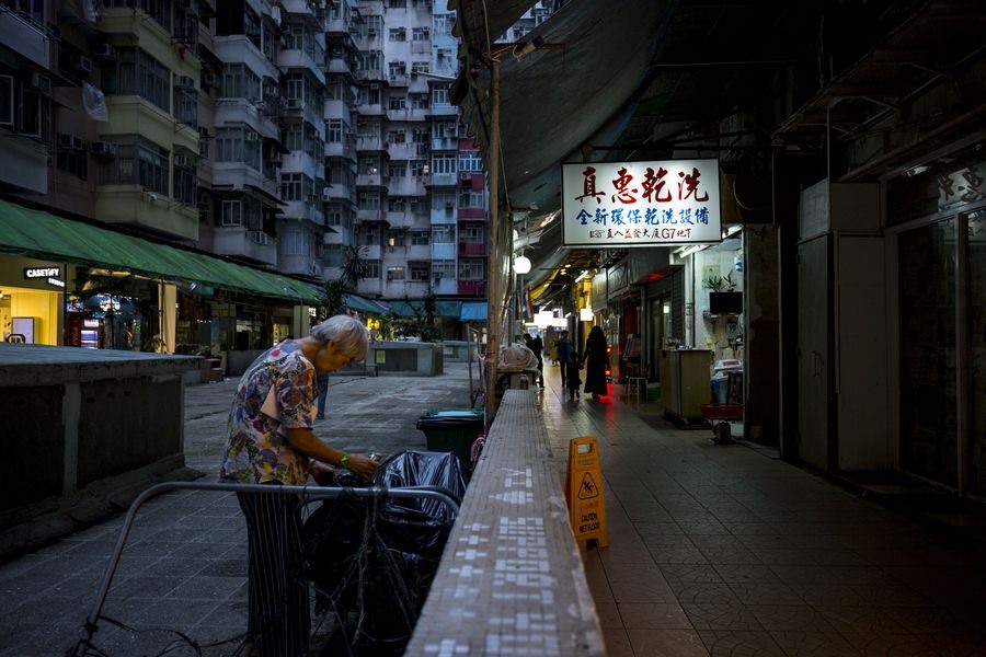 Dân số Hồng Kông dần ít đi, kéo theo giá nhà giảm mạnh. Ảnh: Xinhua