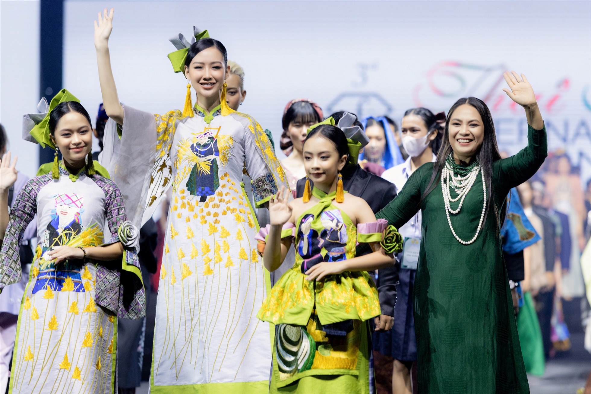 Tại buổi lễ khai mạc, Hoa hậu Bảo Ngọc đã có màn trình diễn ấn tượng trong trang phục áo dài của NTK Lan Hương. Ảnh: Sen Vàng.