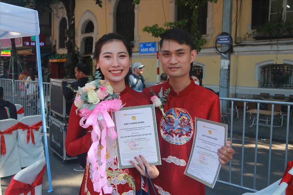 Cô dâu Nguyễn Duyên và chú rể Đức Toàn hạnh phúc khi nhận được hoa và các phần quà từ ban tổ chức. Ảnh: Huyền Chi