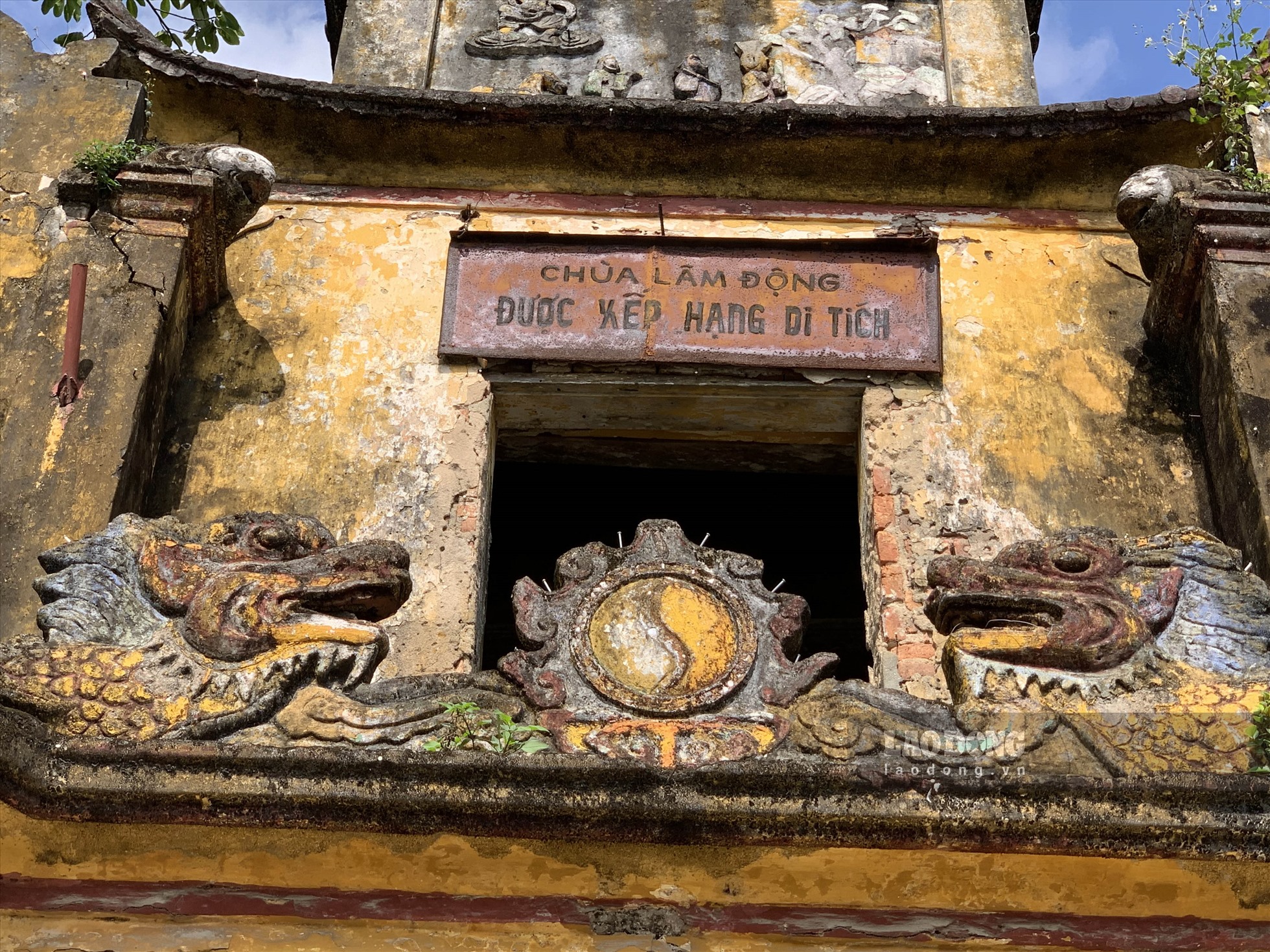 Phía trên cổng là Tam quan kiêm gác chuông, mang đậm phong cách bố cục truyền thống Việt Nam. Ảnh: Thiên Hà