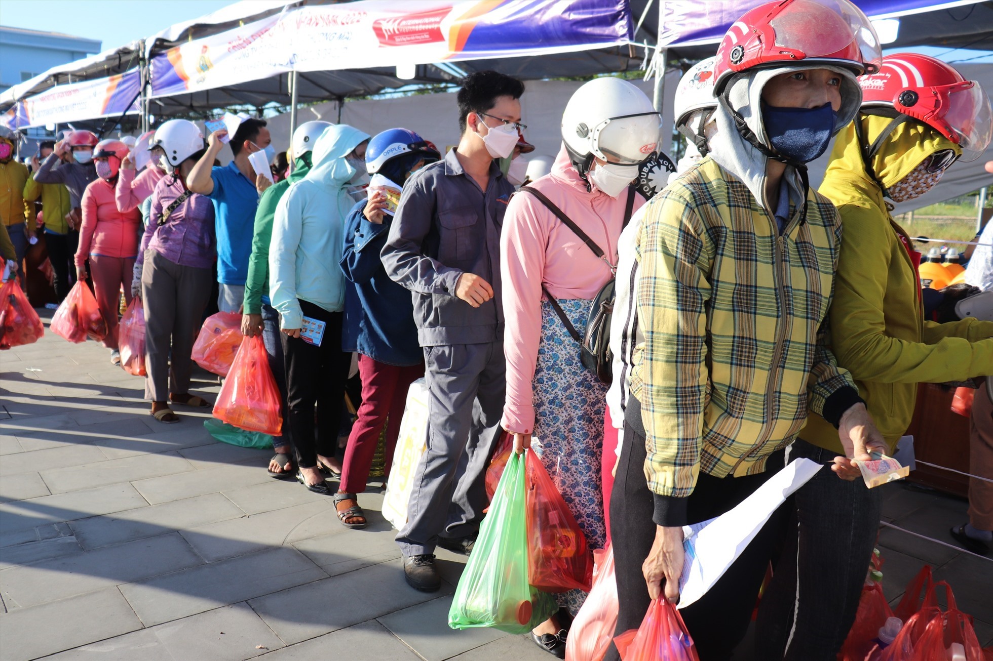 Người lao động xếp hàng tại phiên chợ công nhân. Ảnh: Nguyễn Linh