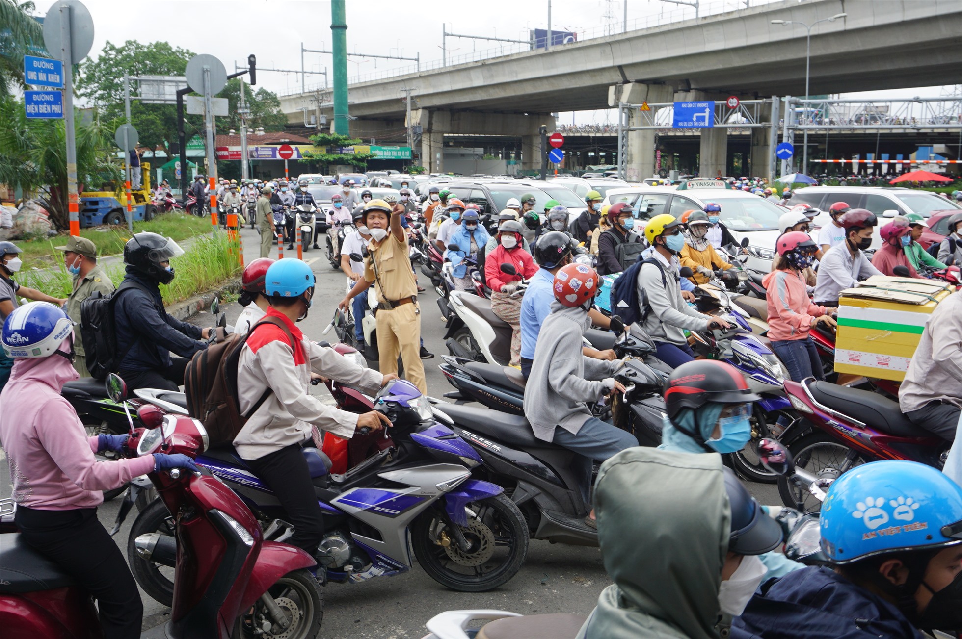 Việc cấm xe qua cầu vượt Nguyễn Hữu Cảnh khiến giao thông xung quanh thường xuyên ùn tắc giờ cao điểm.  Ảnh: Minh Quân