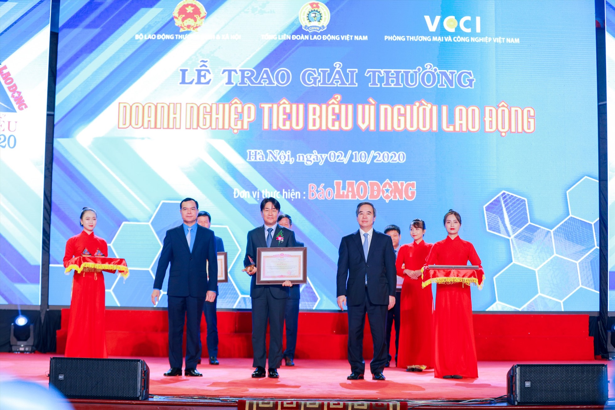 Ông Lee Byeong Kuk, Tổng Giám đốc Công ty TNHH Samsung Electronics Việt Nam-Thái Nguyên nhận Bằng khen của Thủ tướng Chính phủ dành cho Doanh nghiệp tiêu biểu vì người lao động. Ảnh: Samsung Việt Nam.