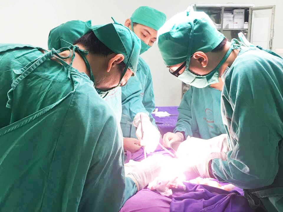 Các bác sĩ Bệnh viện thực hiện phẫu thuật cấp cứu thành công bệnh nhi 1 ngày tuổi sinh non tháng bị tắc ruột bẩm sinh. Ảnh: BV Sản Nhi Quảng Ninh