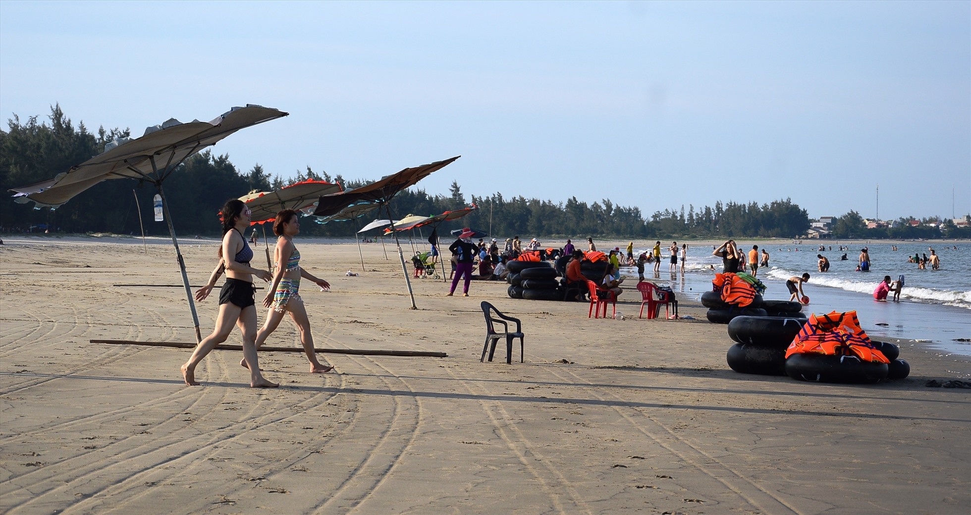 Biển Mỹ Khê, TP.Quảng Ngãi, dài khoảng 7km, với những bãi cát mịn trải dài, được đánh giá là một trong những bãi biển đẹp nhất Việt Nam. Tuy nhiên, Quảng Ngãi chưa khai thác hết tiềm năng, thế mạnh của bãi biển này. Ảnh: Ngọc Viên