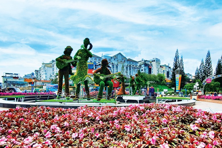 Nhiều tiểu cảnh tại TP.Đà Lạt được trang trí mới, lạ và hấp dẫn trong dịp Festivan hoa. Ảnh BLĐ