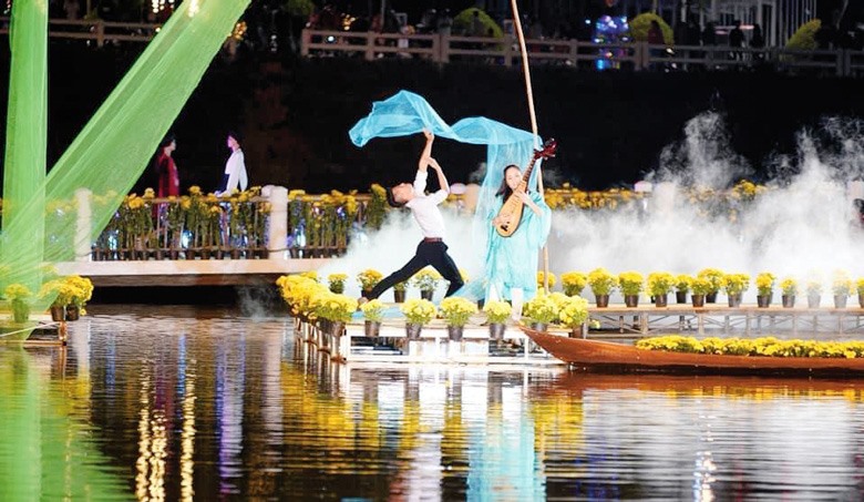 Biểu diễn tơ lụa Bảo Lộc tại Festival Hoa Đà Lạt lần thứ XIII. Ảnh: BLĐ