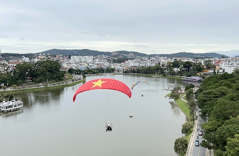 Đưa dù lượn vào phục vụ du lịch làm phong phú sản phẩm du lịch trong dịp Festival Hoa Đà Lạt . Ảnh: BLĐ