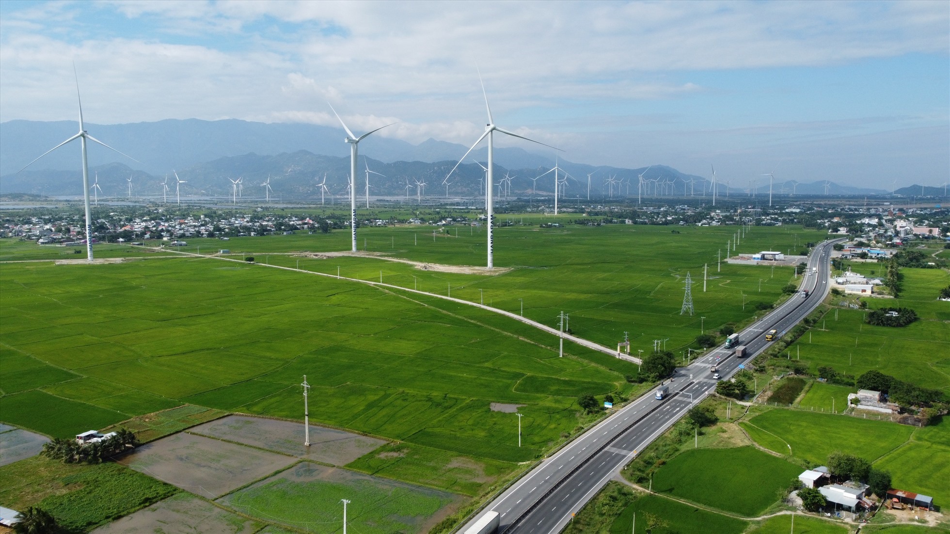 Nguồn thu từ các dự án điện gió, điện mặt trời chiếm tỉ trọng lớn trong tổng thu ngân sách trên địa bàn Ninh Thuận. Ảnh Thu Cúc