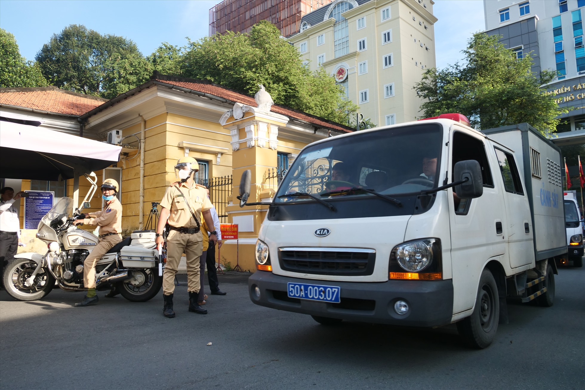 Gần 8h sáng 8.12, xe chở Nguyễn Thái Luyện và các đồng phạm được lực lượng chức năng áp giải tới tòa.