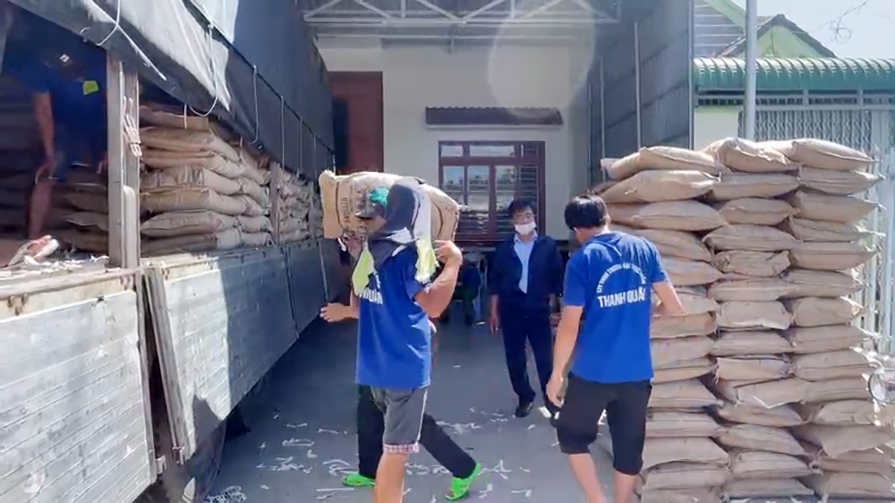 Lực lượng Công an tỉnh An Giang phát hiện xe tải chở gần 1,4 tấn đường cát và phụ gia nghi nhập lậu. Ảnh: Vũ Tiến