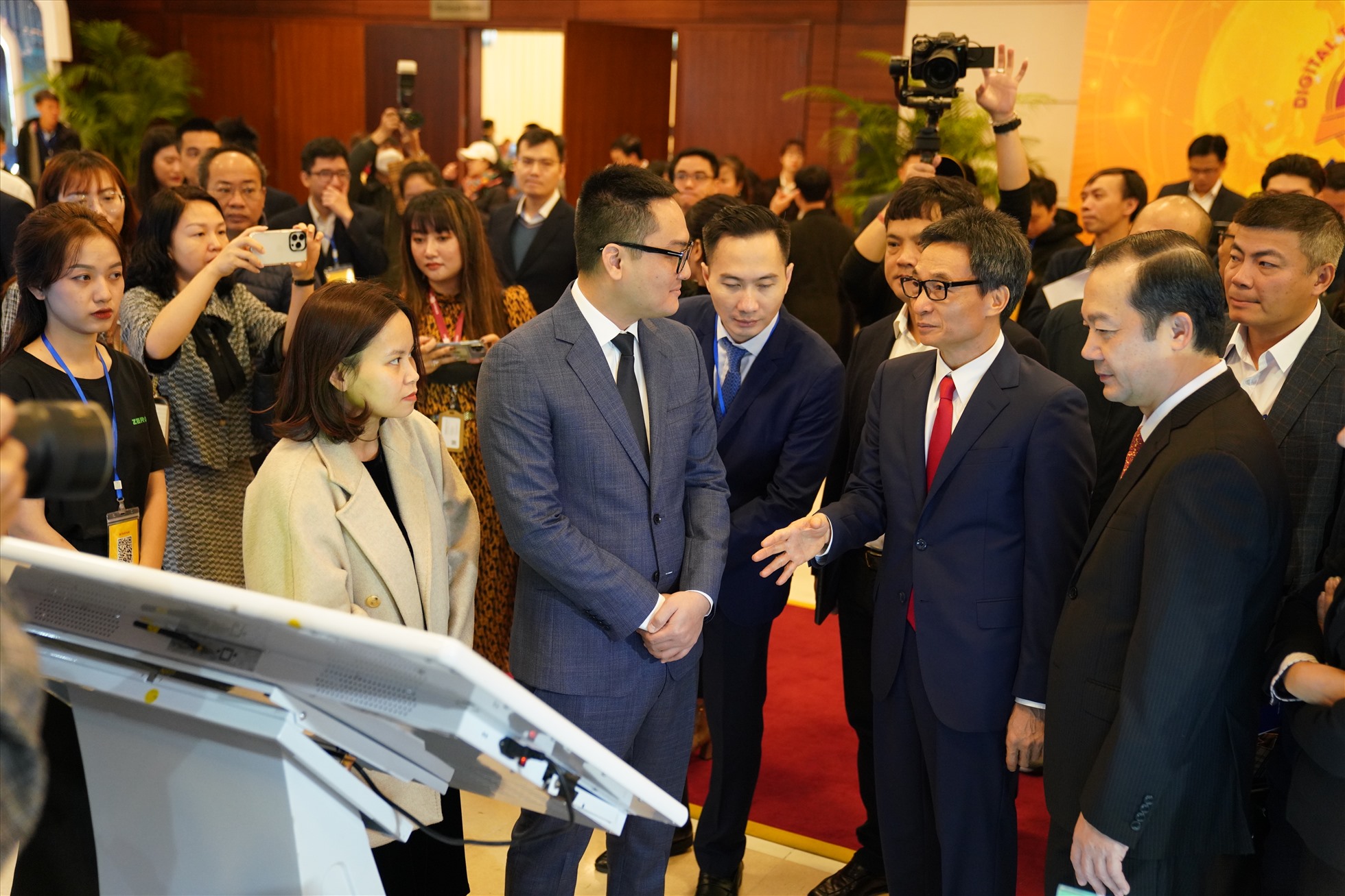 Phó thủ tướng Vũ Đức Đam tham quan các gian hàng triển lãm của doanh nghiệp công nghệ số tham gia diễn đàn. Ảnh: Trần Tuấn.