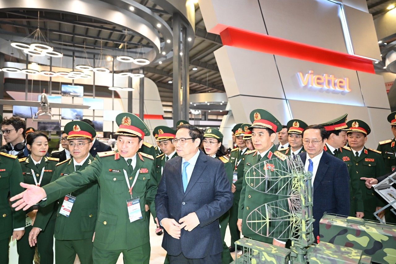 Thủ tướng Chính phủ Phạm Minh Chính và các đại biểu tham quan các gian trưng bày tại triển lãm. Ảnh: Hải Nguyễn