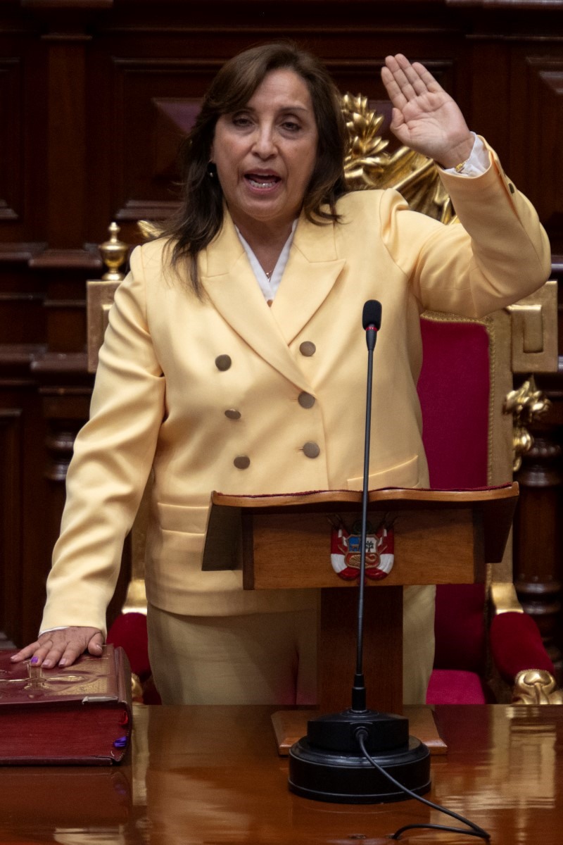 Bà Dina Boluarte tuyên thệ nhậm chức ngày 7.12, trở thành nữ tổng thống đầu tiên của Peru. Ảnh: AFP