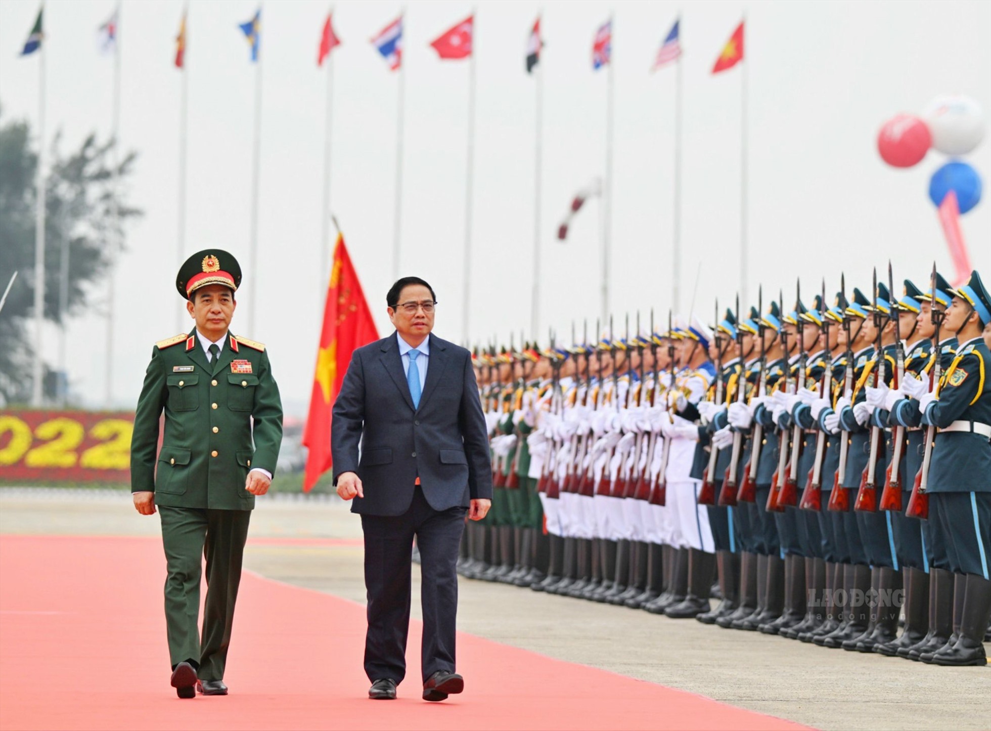 Thủ tướng Chính phủ Phạm Minh Chính cùng Bộ trưởng Bộ Quốc phòng... duyệt đội danh dự tại triển lãm quốc phòng quốc tế Việt Nam 2022 sáng 8.12 tại sân bay Gia Lâm (Hà Nội).