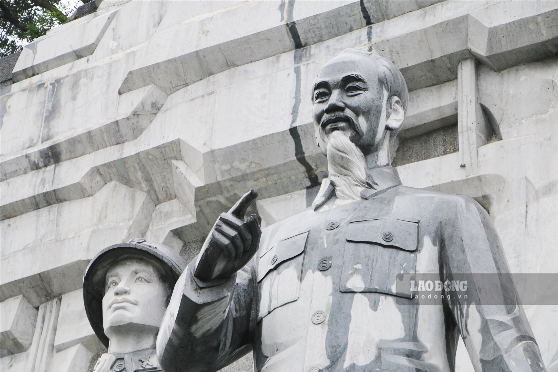 Tượng đài “Bác Hồ với nhân dân các dân tộc tỉnh Tuyên Quang” với trung tâm là tượng Bác Hồ cao 7,9m. Xung quanh là các nhân vật đại diện cho lực lượng vũ trang, thiếu nhi, thanh niên, phụ nữ, công nhân và trí thức, mô phỏng chuyến thăm và nói chuyện của Bác Hồ với nhân dân các dân tộc Tuyên Quang vào tháng 3.1961.