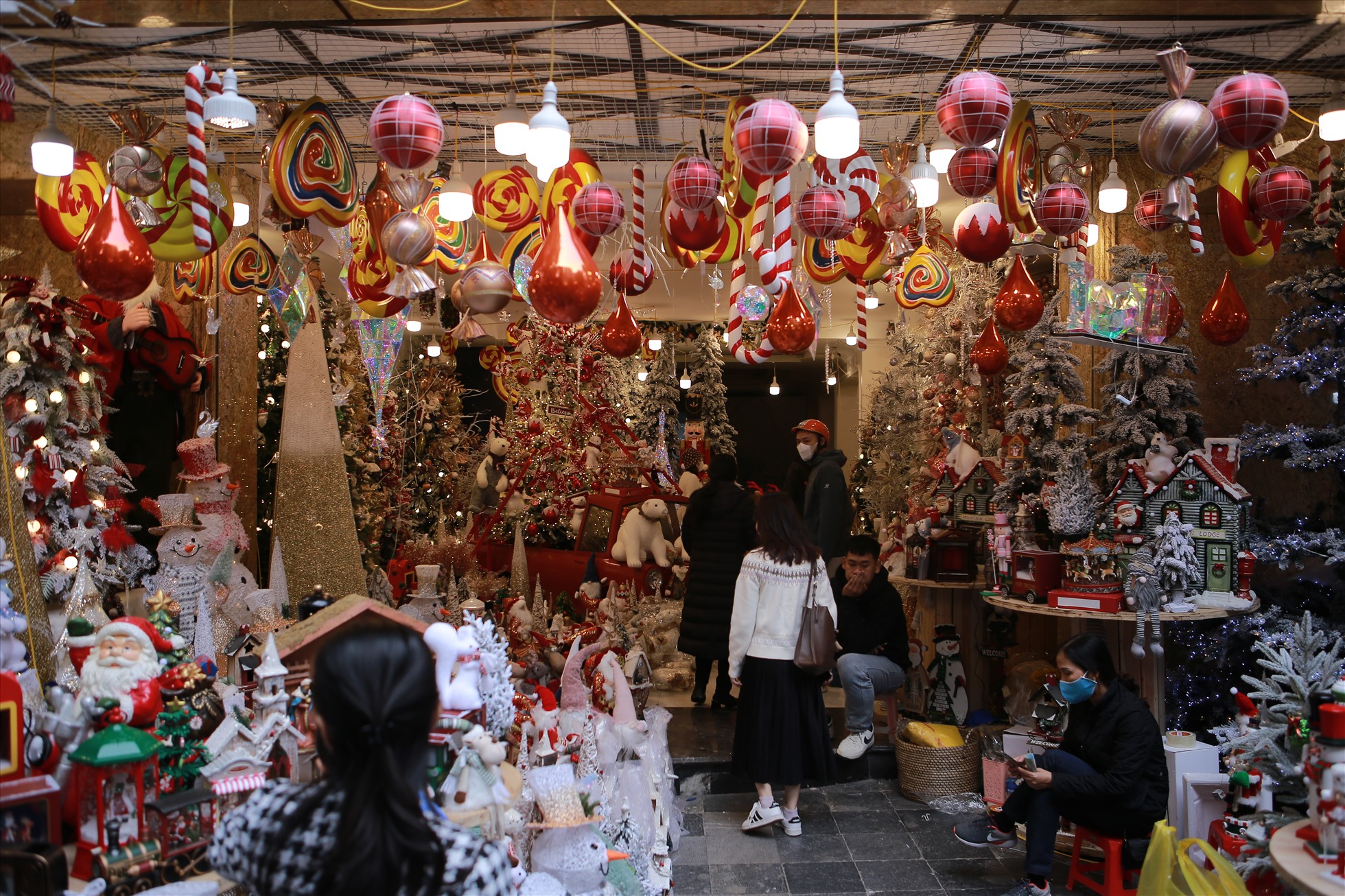 Những ngày này dọc tuyến phố Hàng Mã, cửa hàng nào cũng bày bán đồ trang trí Noel với đầy đủ sắc màu, hòa cùng dòng người tấp nập qua lại tạo ra một bức tranh đa dạng, độc đáo của ngày lễ đặc biệt này.