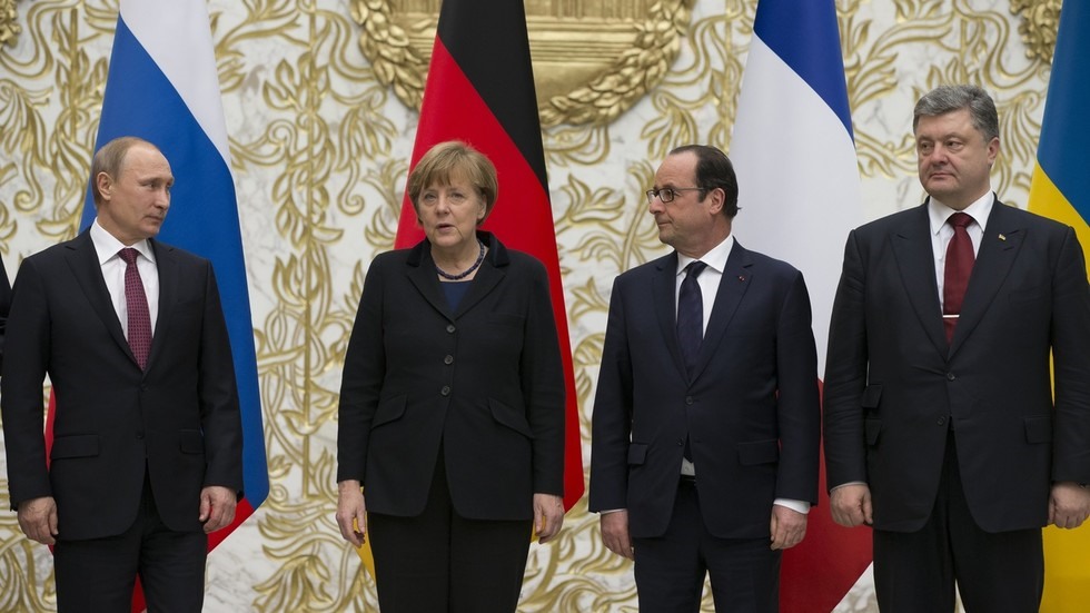 Từ trái qua: Tổng thống Nga Vladimir Putin, Thủ tướng Đức Angela Merkel, Tổng thống Pháp Francois Hollande và Tổng thống Ukraina Petro Poroshenko gặp nhau để hội đàm tại Minsk, Belarus, ngày 11.2.2015. Ảnh: AP