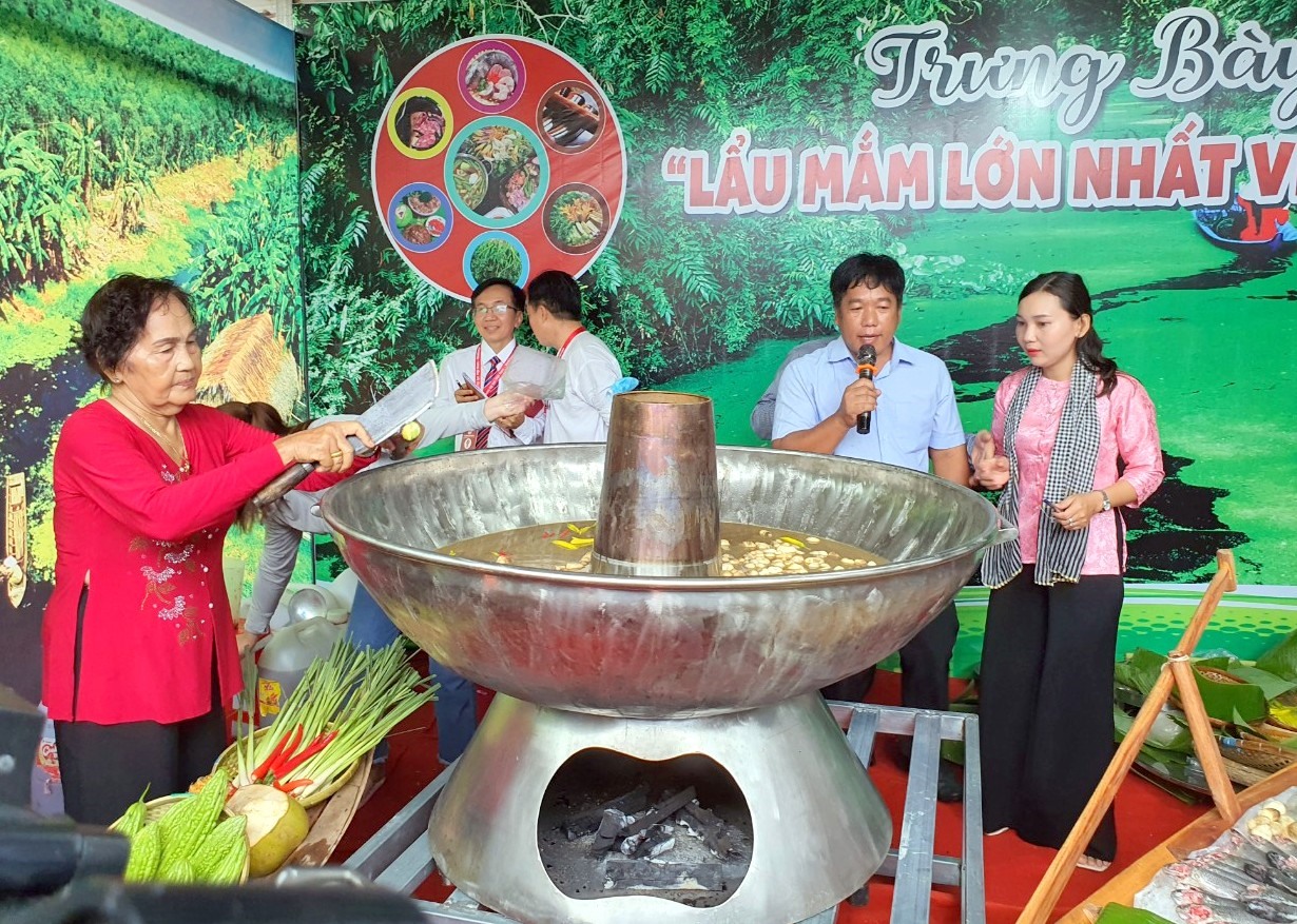 Mô hình lẩu cù lao đã được người dân U Minh, Cà Mau làm nồi lẩu mắm lớn nhất Việt Nam.
