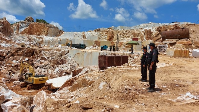 Lực lượng chức năng bắt giữ vụ khai thác đá trắng trái phép ở núi Phá Chủng, xóm Kèn (xã Châu Lộc, huyện Quỳ Hợp, Nghệ An). Ảnh: Trần Thắng