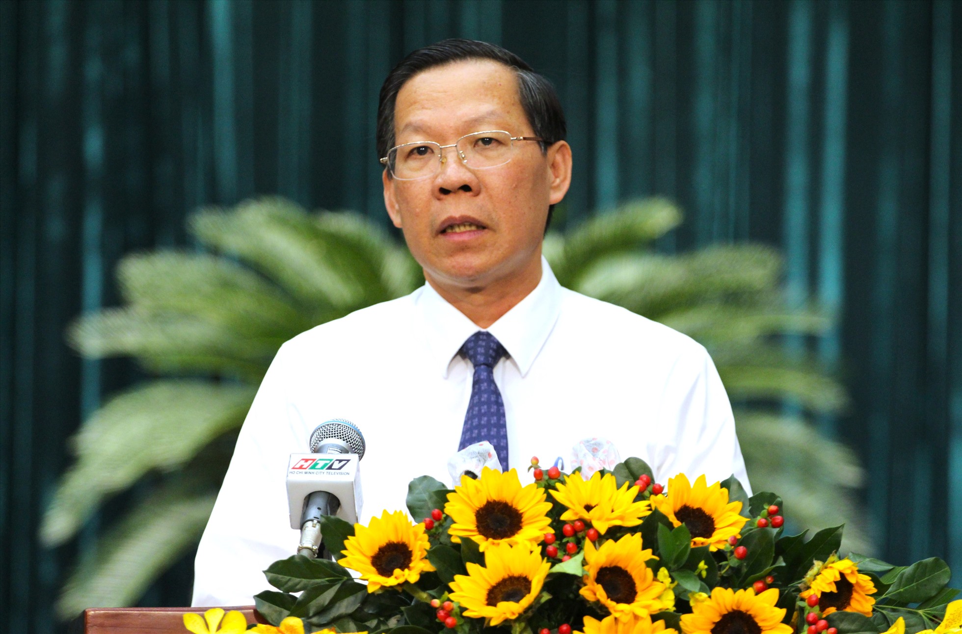Chủ tịch UBND TPHCM Phan Văn Mãi trả lời chất vấn chiều 8.12.  Ảnh: Thành Nhân
