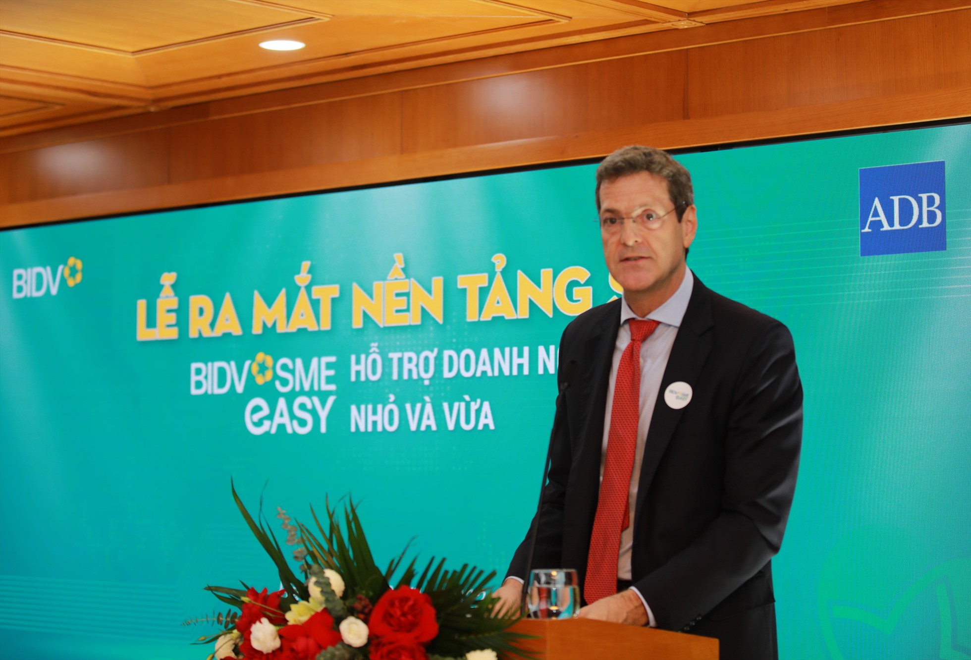 Ông Andrew Jeffries – Giám đốc Quốc gia Ngân hàng Phát triển Châu Á (ADB) tại Việt Nam, chia sẻ về dự án hỗ trợ kỹ thuật Phát triển DNNVV và quá trình hợp tác với BIDV.