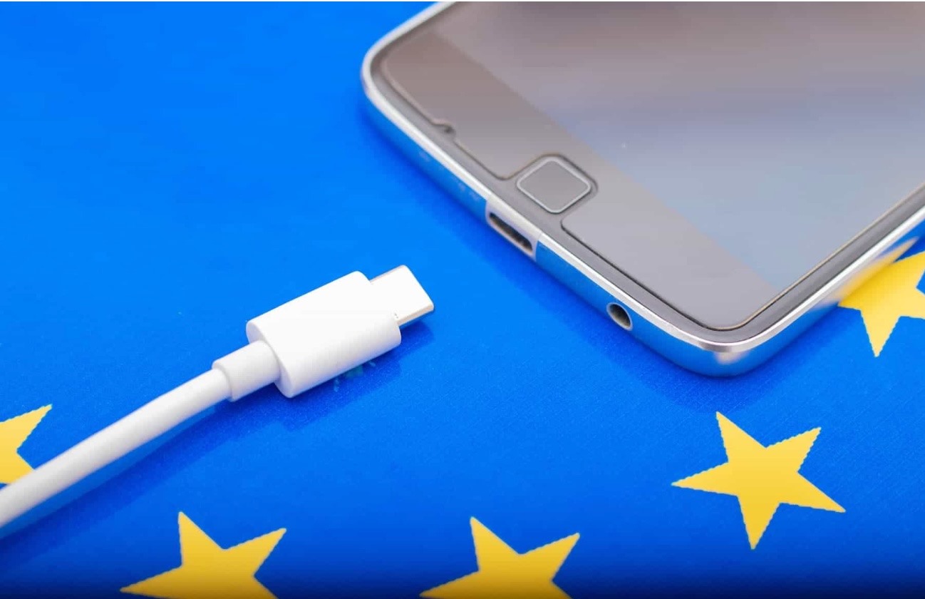 Theo yêu cầu của EU, các thiết bị điện tử sẽ bắt buộc phải có sạc USB-C trong tương lai. Ảnh: AFP