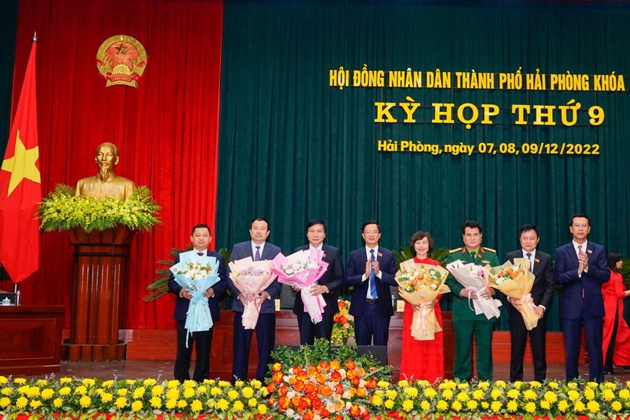 Lãnh đạo HĐND TP Hải Phòng tặng hoa cho các đại biểu