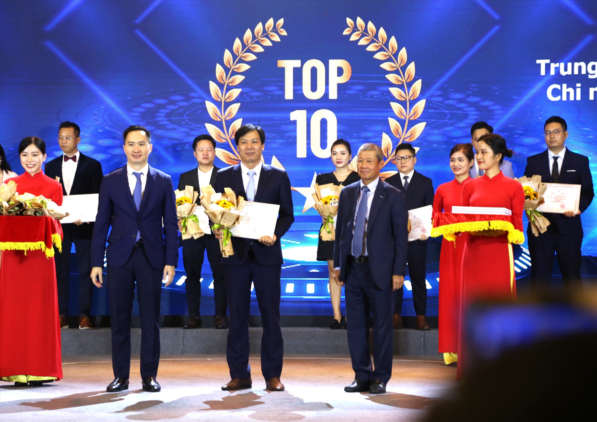 Ông Ngô Huy Chiến - Phó Giám đốc Trung tâm Sản xuất thiết bị đo điện tử Điện lực miền Trung nhận giải thưởng top 10 sản phẩm số tiềm năng. Ảnh: Ngọc Thạch
