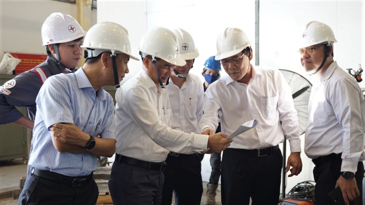 Đoàn công tác trao đổi về phương án, tiến độ công trình cùng Công ty EPS. Ảnh Công ty Nhiệt điện Phú Mỹ cung cấp.