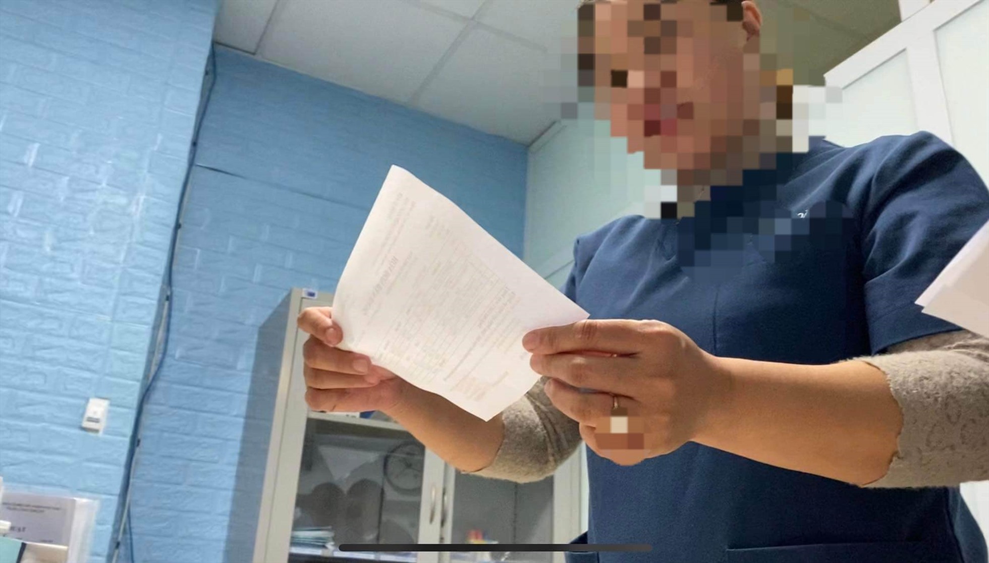 Các điều dưỡng/hộ sinh ở Khoa Phụ sản- BVĐK Hà Đông đã kê đơn thuốc cho bệnh nhân, làm thay việc của bác sĩ. Ảnh: Phóng viên Lao Động