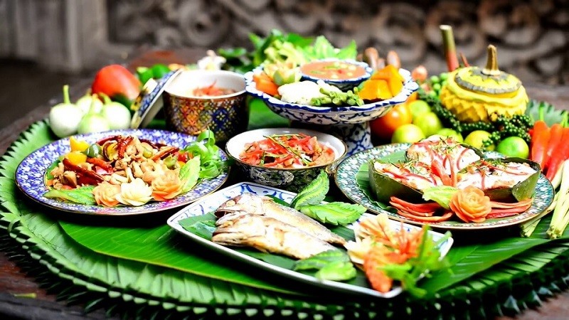 Ẩm thực Thái Lan vô cùng đa dạng và phong phú, hấp dẫn du khách tham gia học các lớp chế biến món ăn.