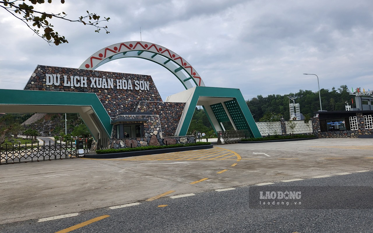 Cổng vào của khu vui chơi, giải trí Xuân Hoà Sơn tại xóm Nà Roác, xã Bạch Đằng.