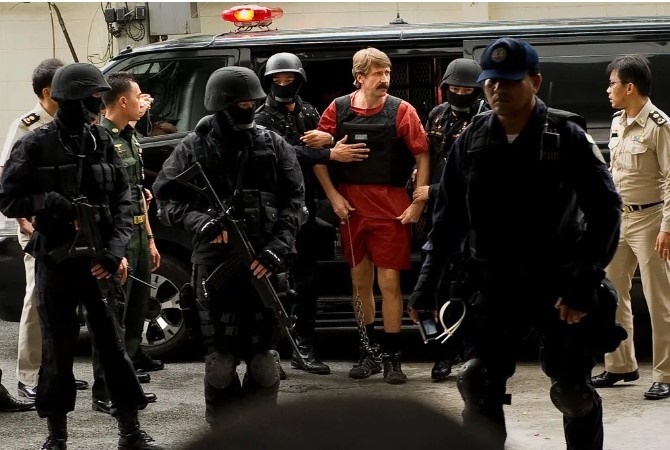 Viktor Bout, tay buôn vũ khí khét tiếng người Nga, đến tòa án ở Bangkok, Thái Lan, năm 2010. Ảnh: AFP