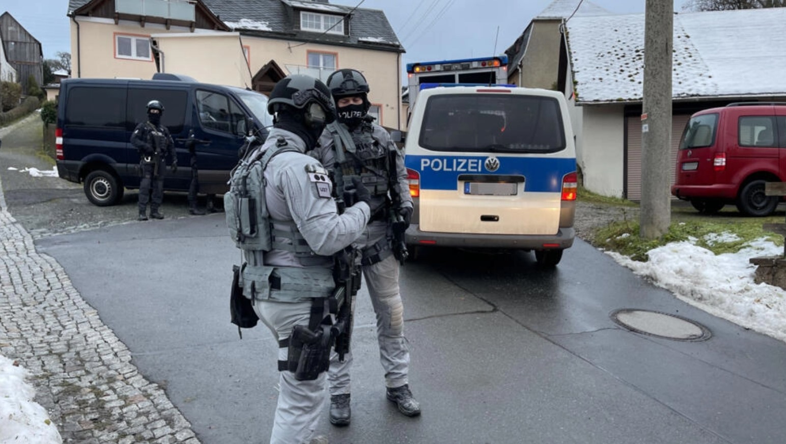 Cảnh sát phong tỏa khu vực truy quét thành viên nhóm cực hữu bị nghi âm mưu đảo chính ở Berlin, Đức, ngày 7/12. Ảnh: AFP