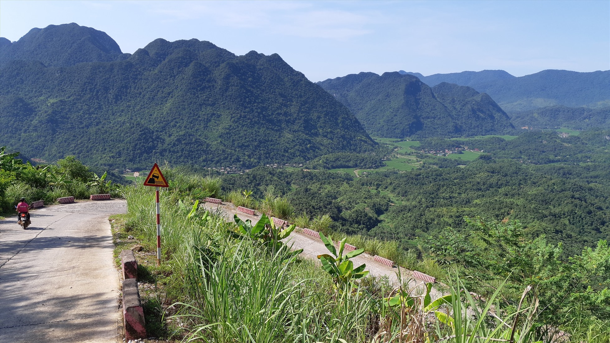 Con đường từ trên cao đổ xuống thung lũng giờ đã được thảm nhựa bêtông chắc chắn.
