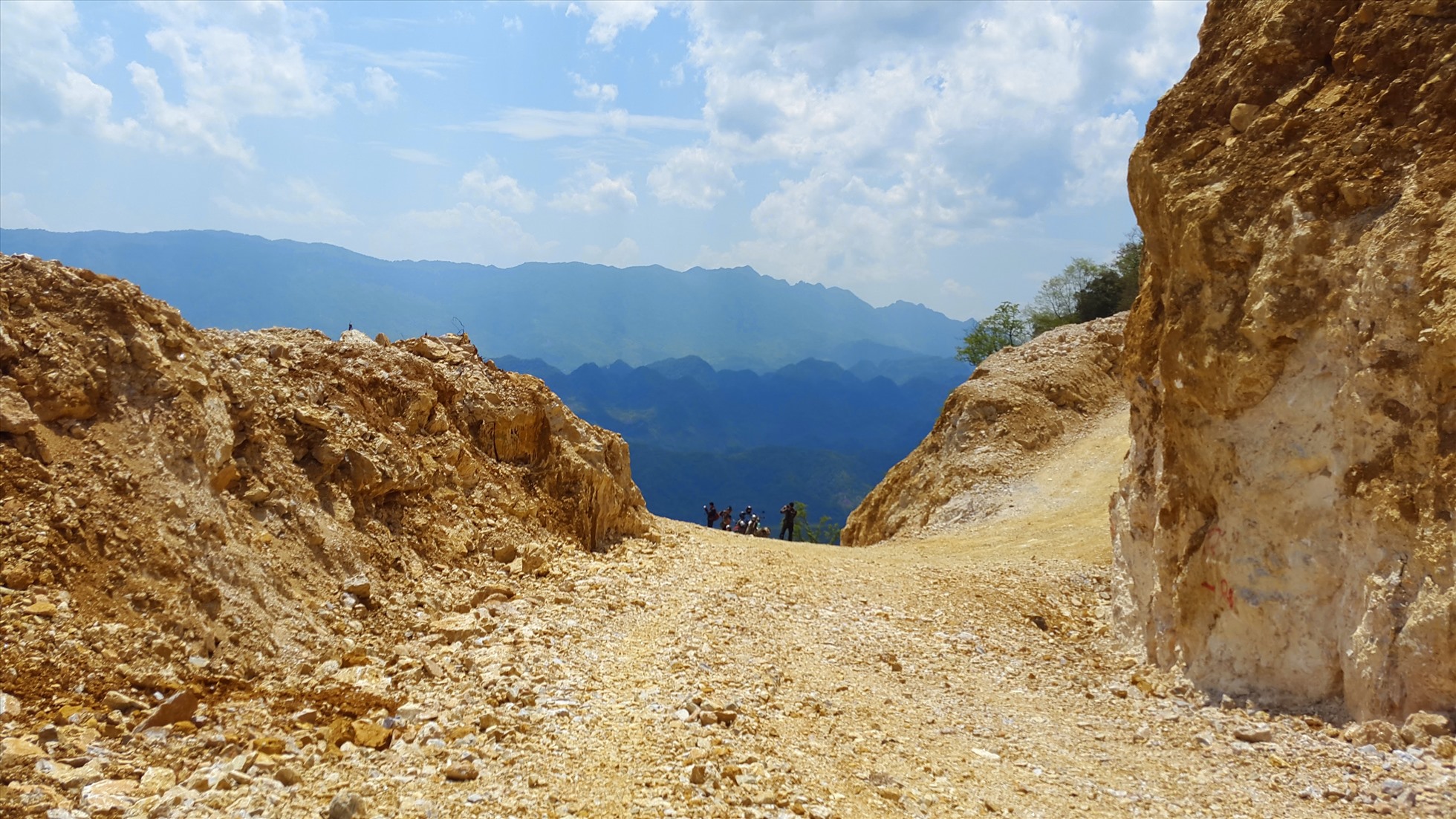 Con đường mới mở nằm cheo leo trên cao độ 1.000m.