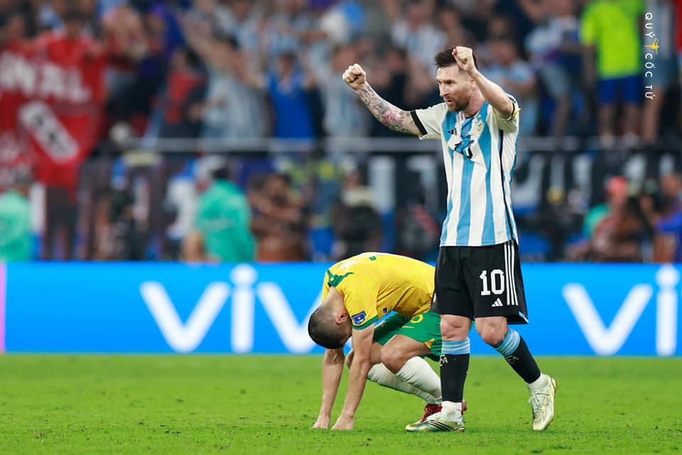 Messi ăn mừng chiến thắng khi đội tuyển Argentina đủ điều kiện vào vòng 16. Ảnh: Ngô Trần Hải An