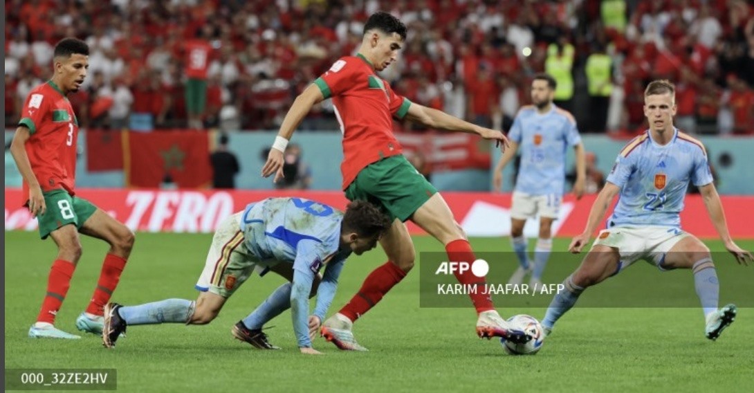 Cầu thủ Tây Ban Nha thường thất thế trong các pha tranh chấp. Ảnh: AFP