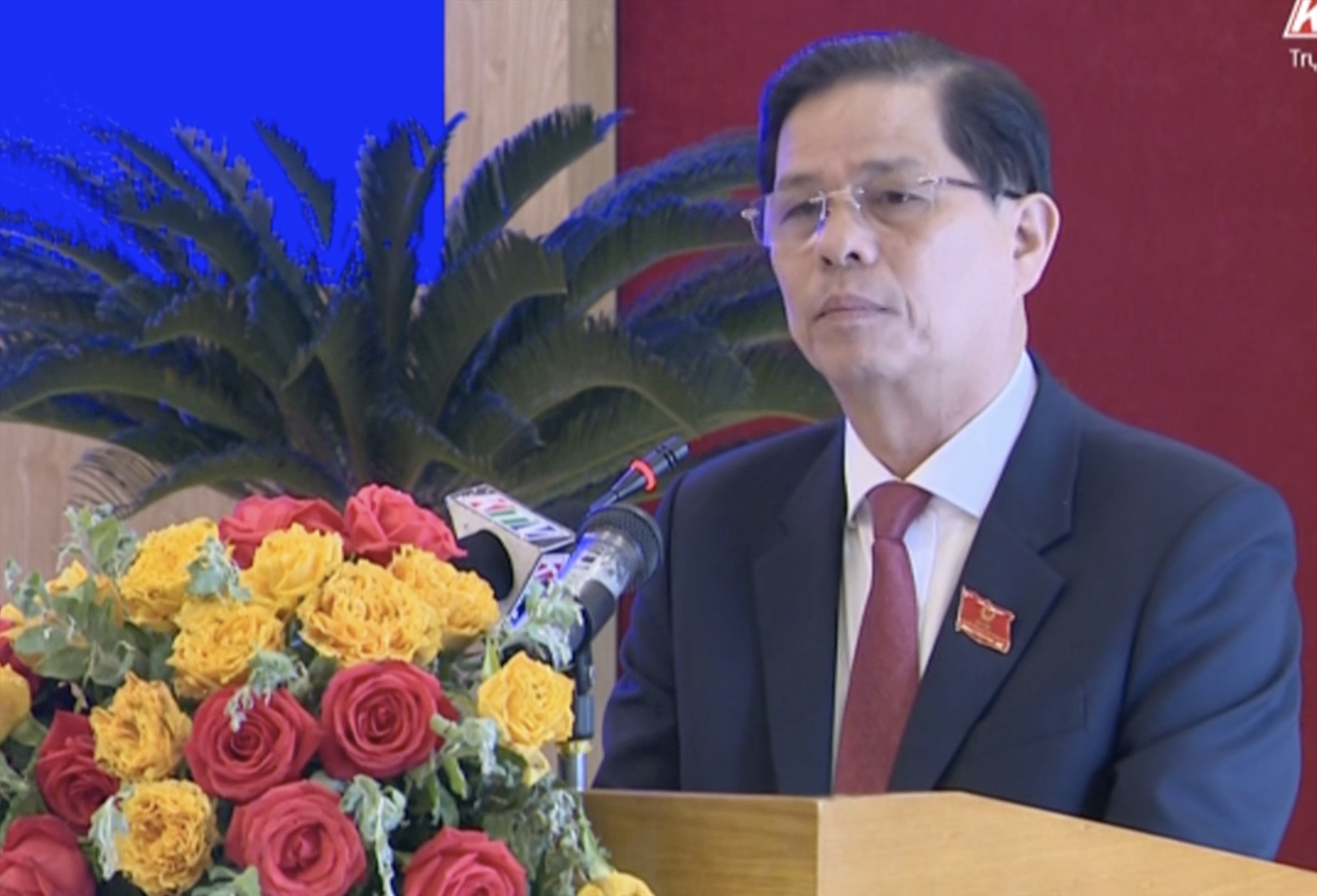 Chủ tịch Khánh Hòa Nguyễn Tấn Tuân trả lời ý kiến cử tri. Ảnh Thu Cúc