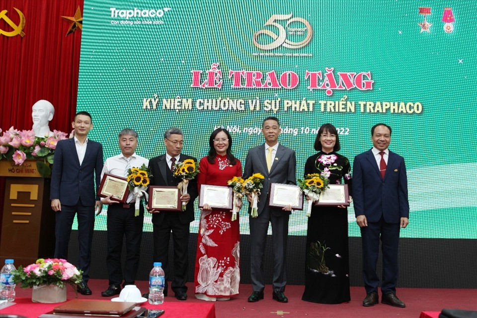 Ông Nguyễn Phú Khánh - Phó Chủ tịch HĐQT và ông Trần Túc Mã - Bí thư Đảng ủy, TGĐ Công ty trao tặng kỷ niệm chương cho cho Lãnh đạo công ty  (Nguồn: Traphaco)